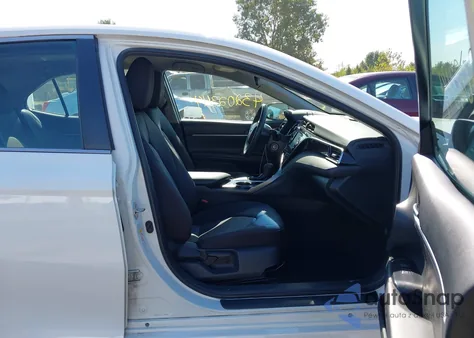 2018 Toyota Camry Le z USA, uszkodzony, nr VIN 4T1B11HK6JU627132